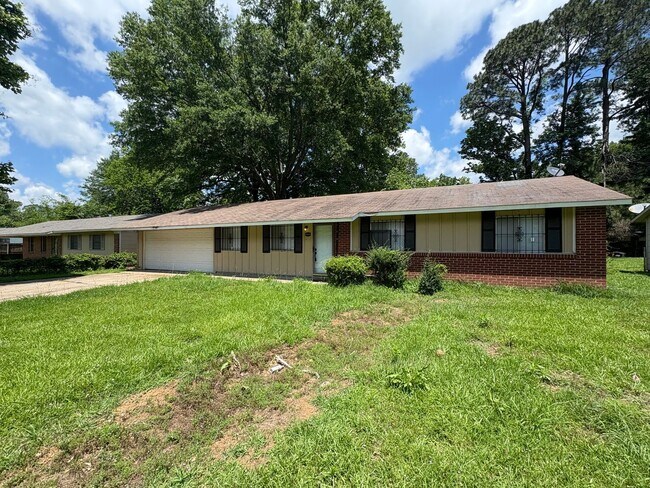 Building Photo - 3 Bed/1.5 Bath in Westland Plaza