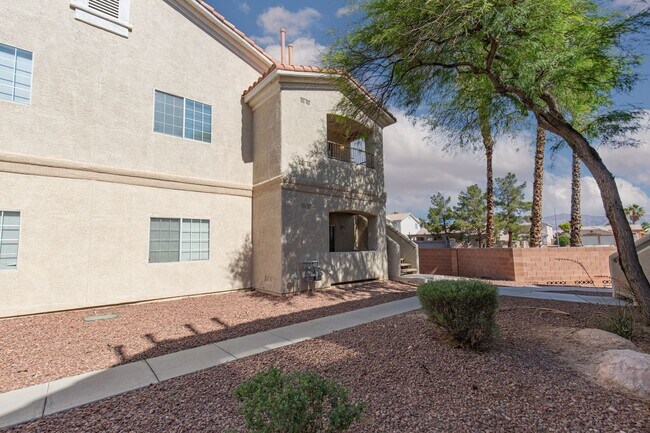Building Photo - Upstairs 2 br unit in gated community with pool/spa/bbq area