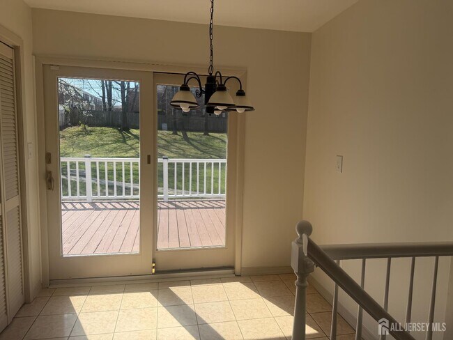 Foto del edificio - 13 Oakwood Dr