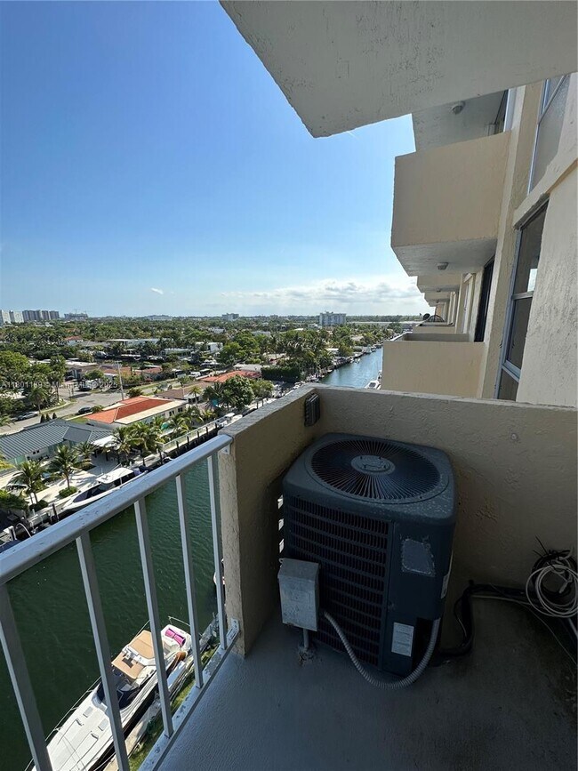 Foto del edificio - 2350 NE 135th St