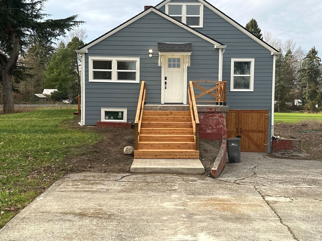 Primary Photo - Just renovated 3 bedroom home in Sedro Woo...