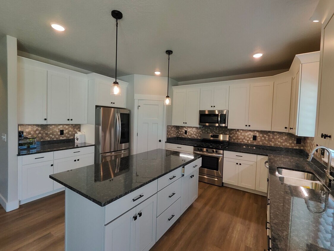 Foto principal - Spacious 4 bed/2.5 bath Home!