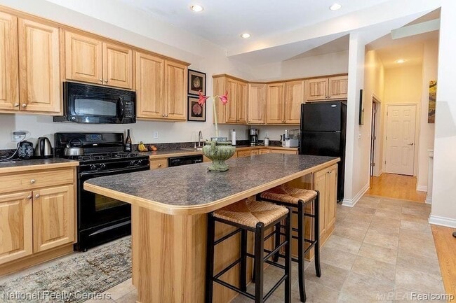 Building Photo - 143 E Main St