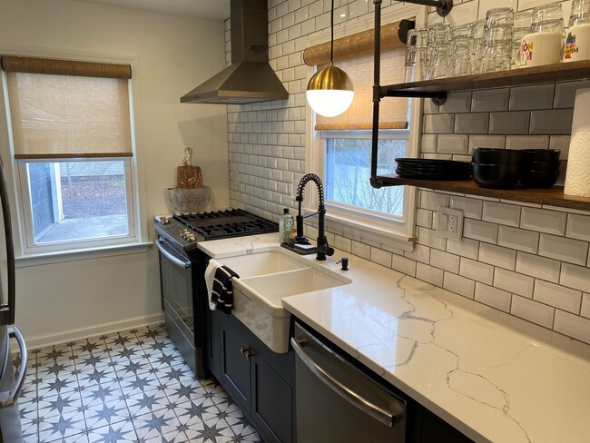 Building Photo - Renovated 3-bed, 2-bath home close to scho...