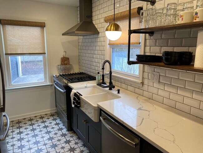 Foto del edificio - Renovated 3-bed, 2-bath home close to scho...