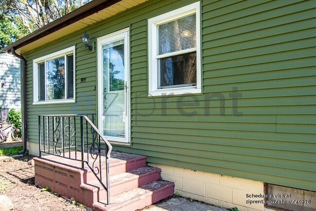 Building Photo - 907 W 29th Ave