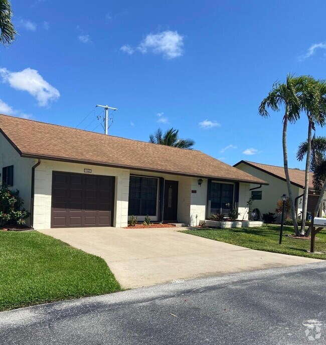 Seven Springs Apartments for Rent with a Garage Greenacres, FL 2
