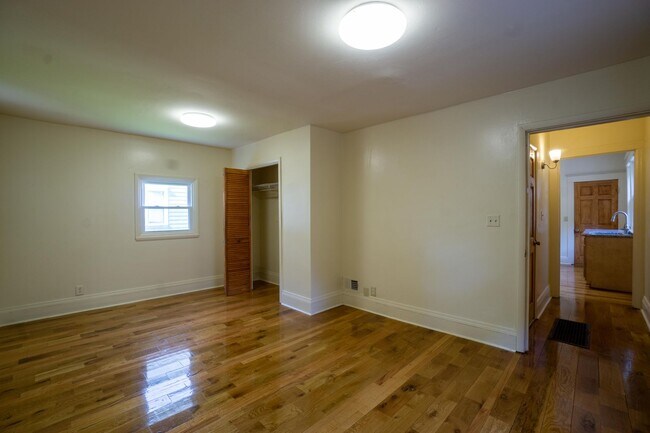 Building Photo - Beautiful One Family Home  Available 6/1/25