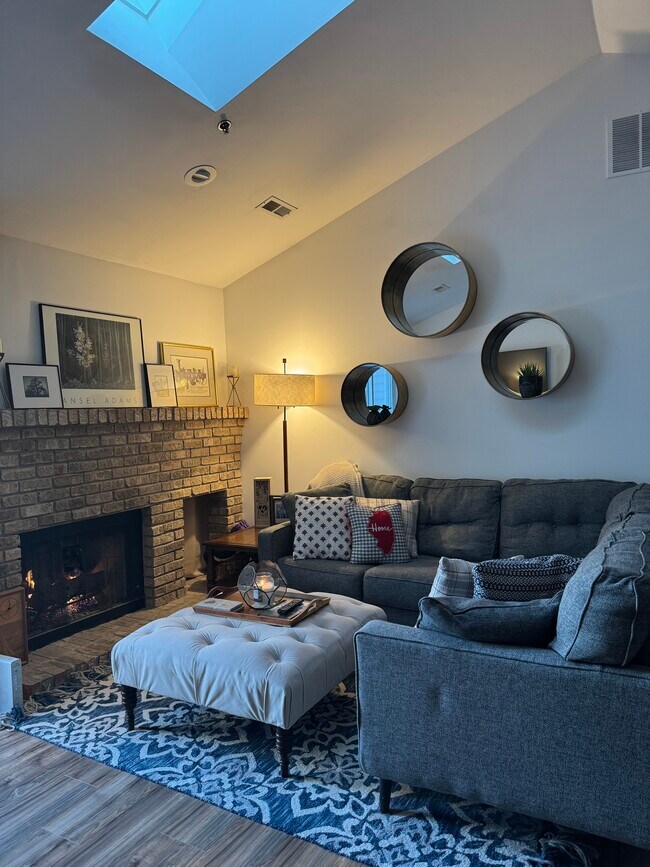 Foto del edificio - 906 Thornwood Dr