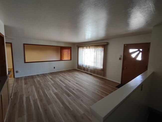 Foto del edificio - ALL PROSPECTIVE TENANTS MUST SUBMIT A $58 ...