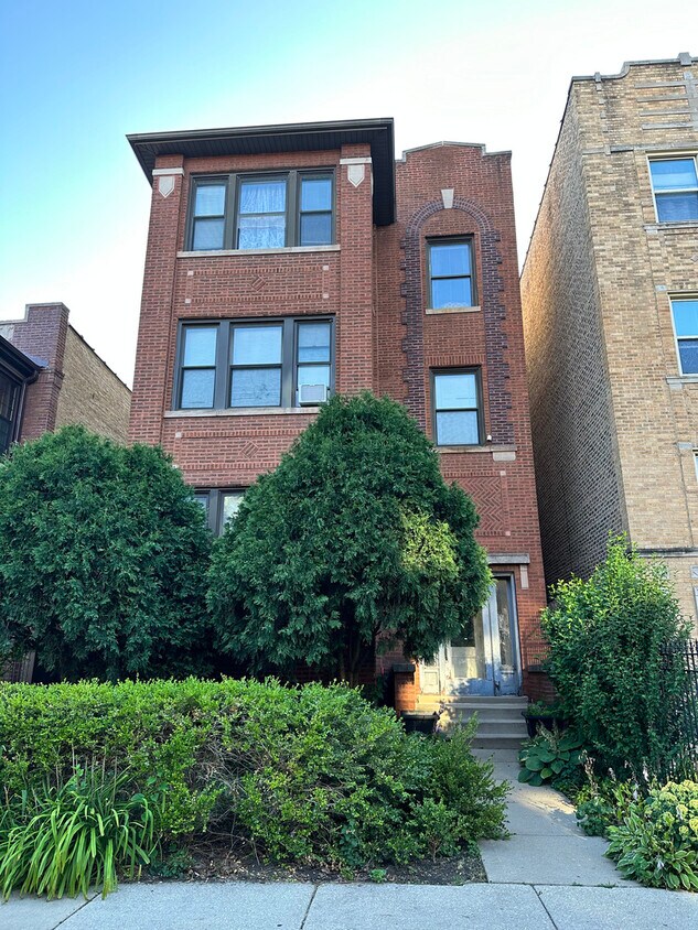 Foto principal - 4854 N Albany Ave