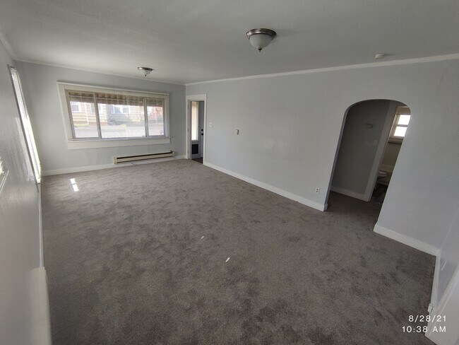 Living Room - 512 N Alder St