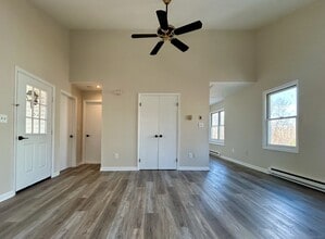 Building Photo - 102 Valley Dr