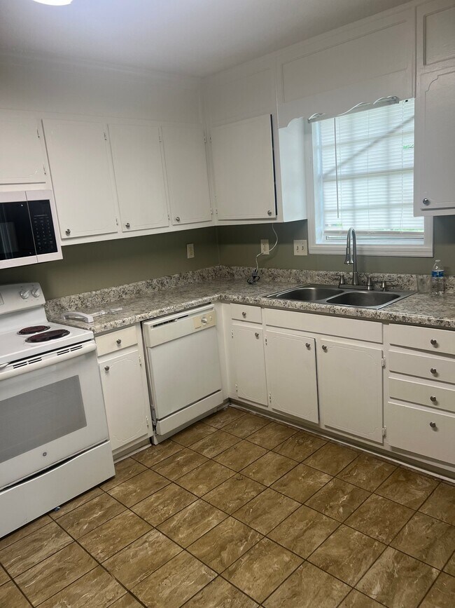 Foto del edificio - 3952 Tanglebush Ln NW
