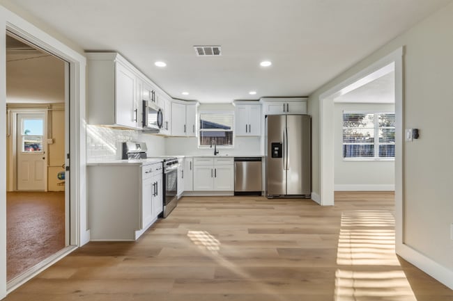 Building Photo - 3208 Holiday Lake Dr