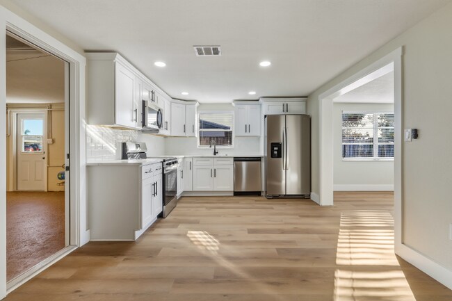 Foto del edificio - 3208 Holiday Lake Dr