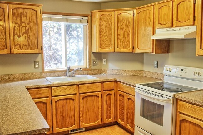 Building Photo - 4 Bed, 2.5 Baths Home in the Northfield Ne...