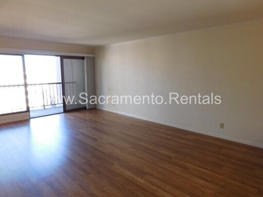 Building Photo - Spacious Updated 2bd/2ba Downtown Condo - ...