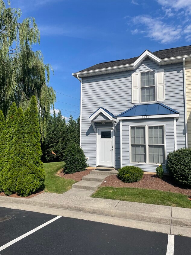 Renovated 3BR/1.5BA End-Unit Townhome with Optional Furnishings – Extra Yard & Parking - 1137 Paul Revere Ct