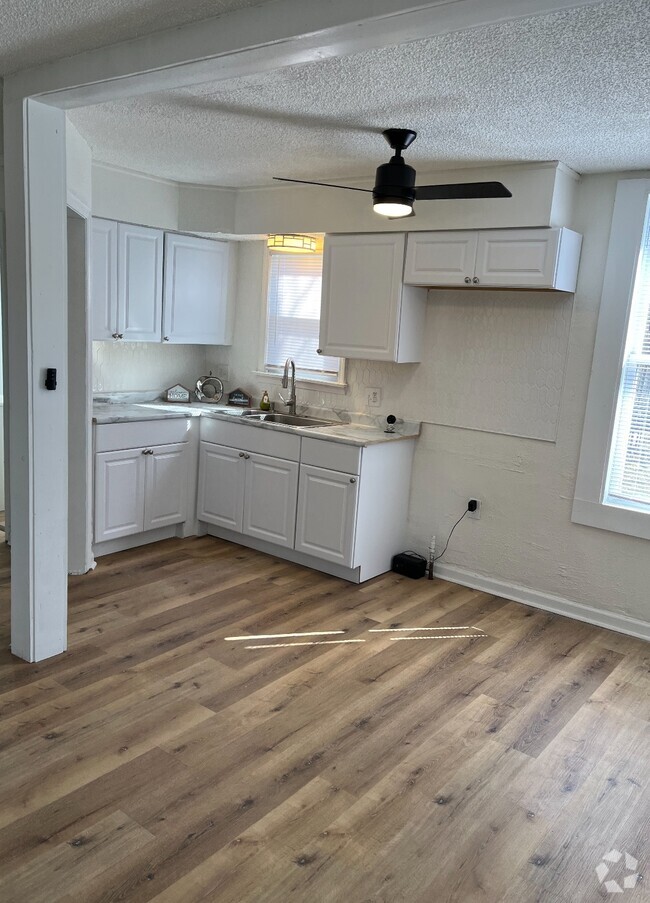 Building Photo - 10979 Outer Dr W