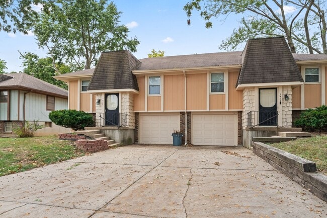Foto del edificio - Affordable 2-Bedroom Duplex with Garage, D...