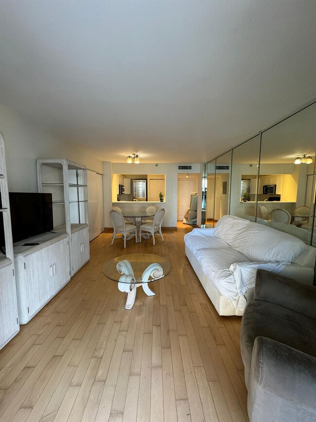 Building Photo - 540 Brickell Key Dr