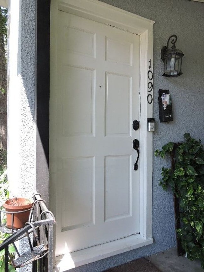 Foto del edificio - Fantastic 1/2 of Duplex in Desirable Garde...