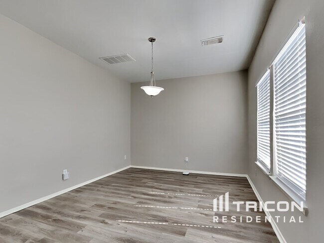 Foto del edificio - 6438 Provident Green Dr
