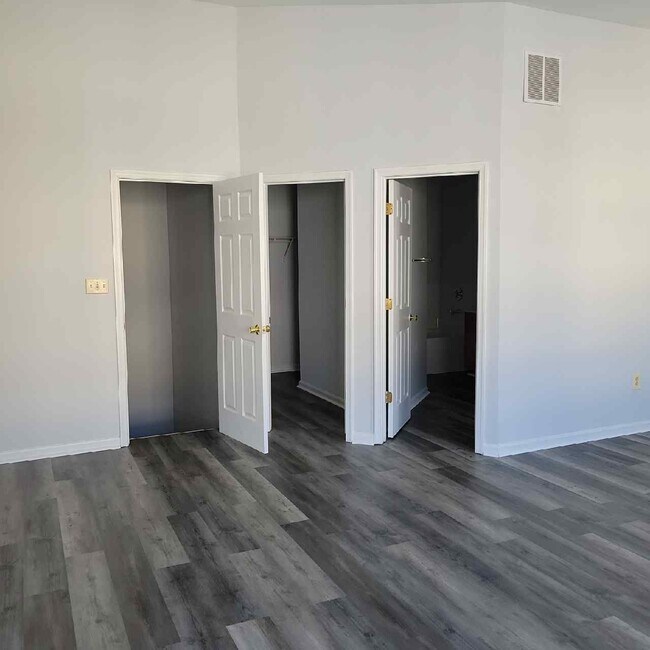 Building Photo - 73 Royalty Cir