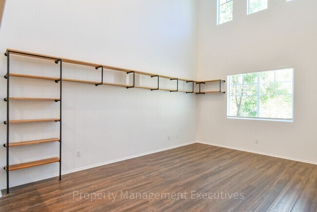 Building Photo - Beautiful 4 Bed, 3.5 Bath Townhouse