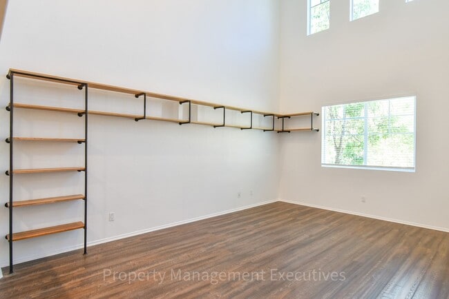Foto del edificio - Beautiful 4 Bed, 3.5 Bath Townhouse