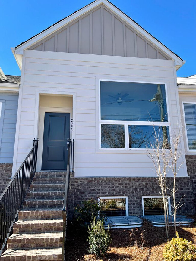 Building Photo - Room in Townhome on Statesville Ave