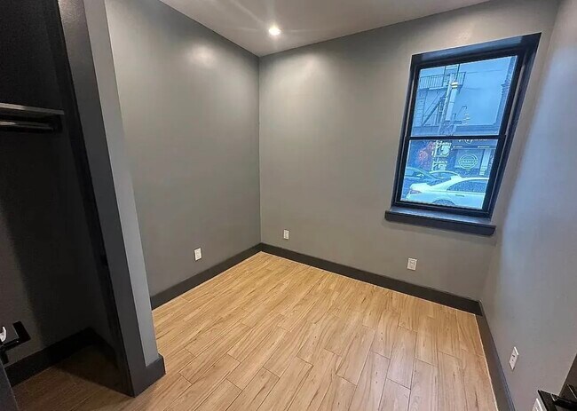 Foto del edificio - 78 Rockaway Ave