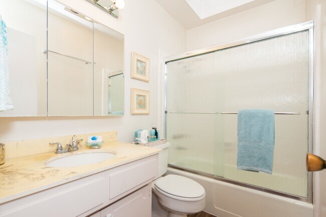 Foto del edificio - Water, Cable, Trash Included in this Beautiful 2 Bedroom Condo w/AC!