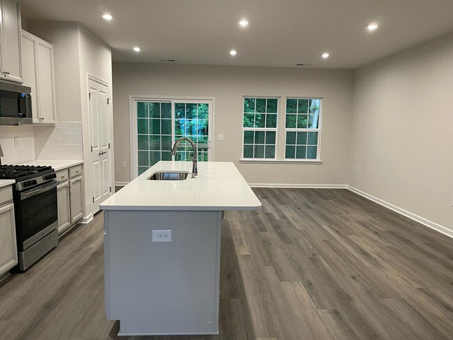 Foto del edificio - Room in Duplex on Romeria Dr
