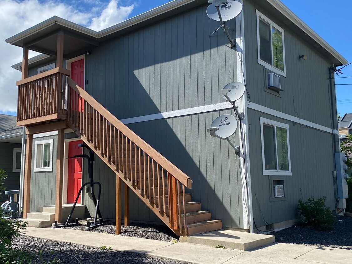 Foto del edificio - On Campus! Cheney 2 bedroom 1 bath duplex Available July 10th!