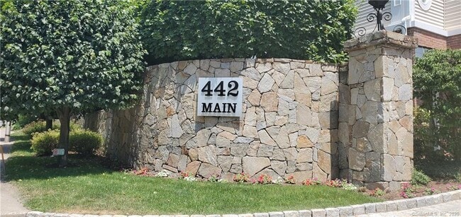 Building Photo - 442 Main Ave
