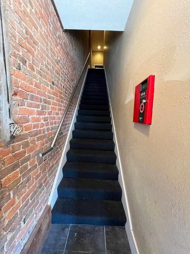 Building Photo - Beautifully Renovated 1 bedroom 1 bath Lof...