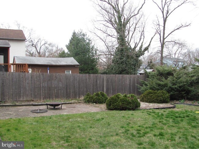 Building Photo - 413 Maple Ave