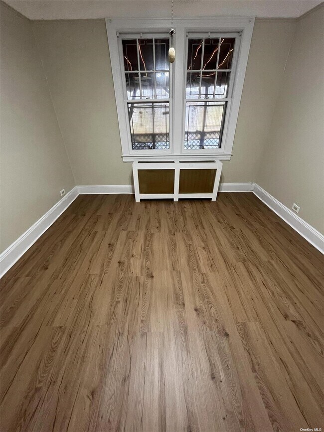 Foto del edificio - 851 Van Nest Ave