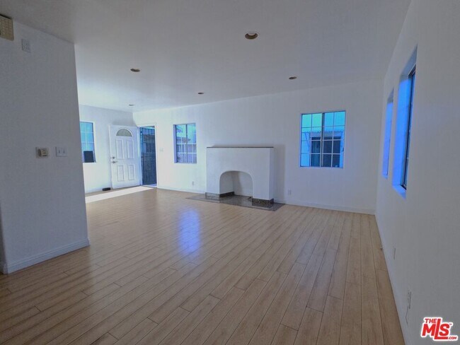 Foto del edificio - 1182 1/2 North Kingsley Dr-