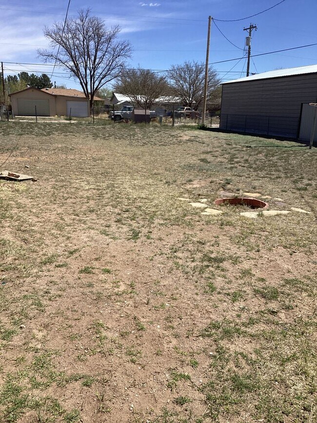 Building Photo - Fresh and Brightly Updated 2 Bedroom!  Pets welcome!