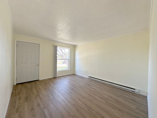 Foto del edificio - Pet Friendly 3 Bedroom Charmer located behind Corbett Field!