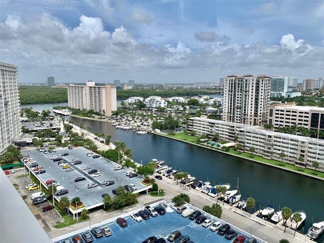 Foto del edificio - 100 Bayview Dr