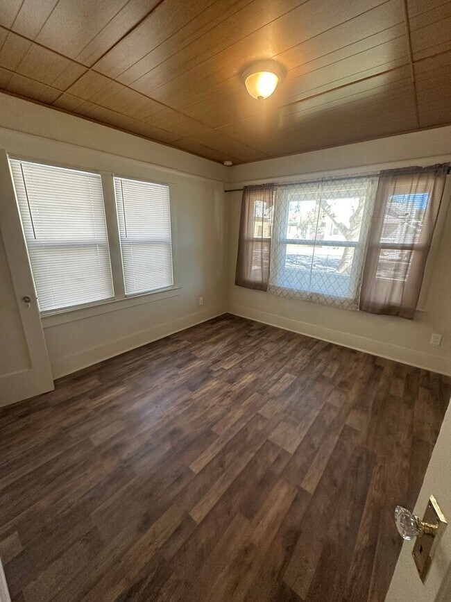 Building Photo - Beautiful Craftsman!