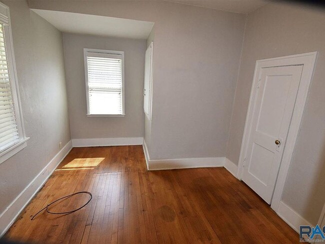 Building Photo - Cute charmer! 2 bed near downtown!