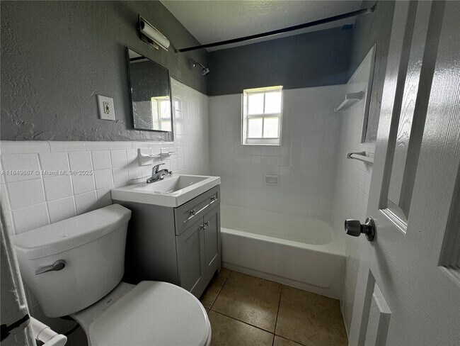 Foto del edificio - 4017 SW 24th St