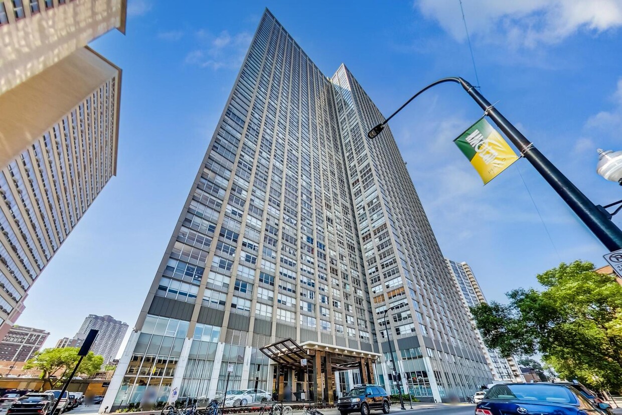 Foto principal - 655 W Irving Park Rd