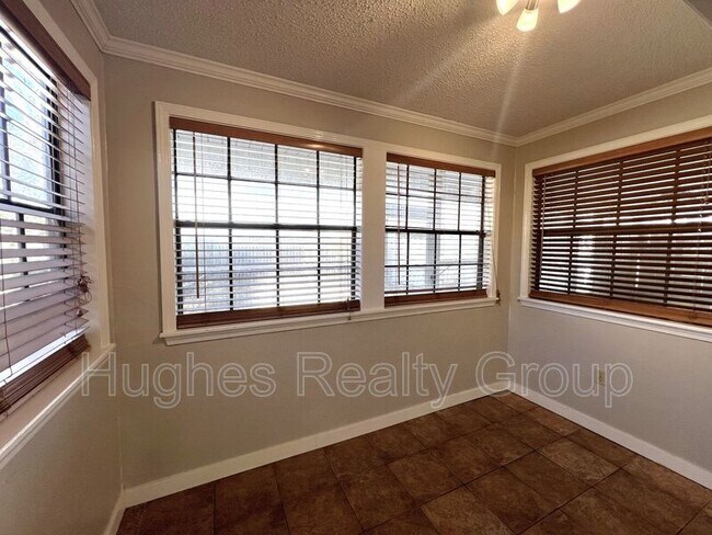 Foto del edificio - 10821 Landsbury Ave