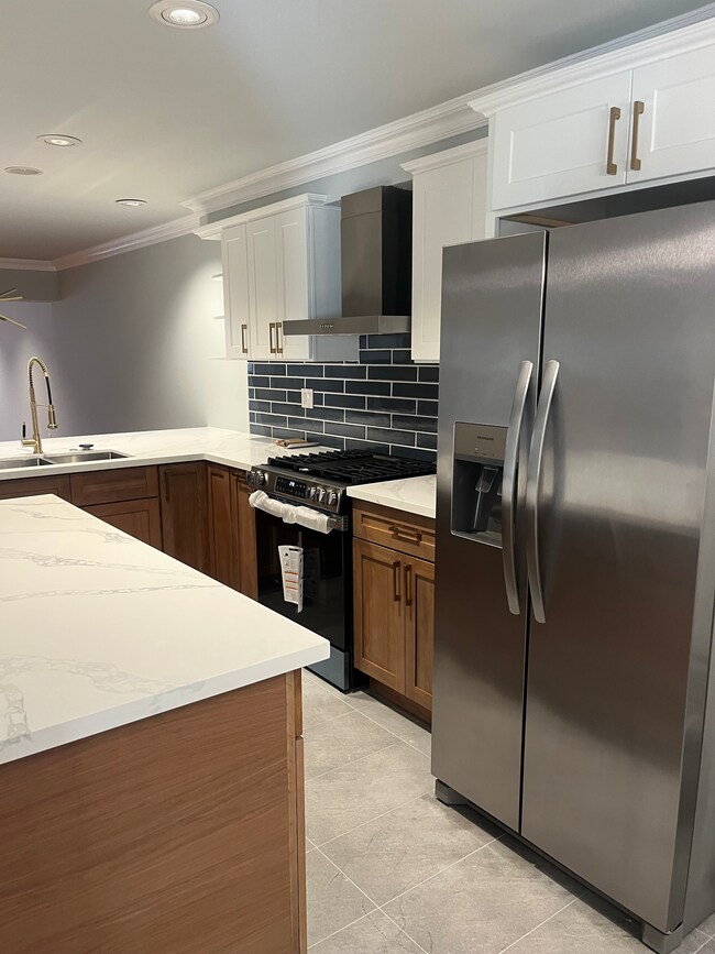 Cocina de roble blanco con encimeras de cuarzo. - 6221 Monterey Rd